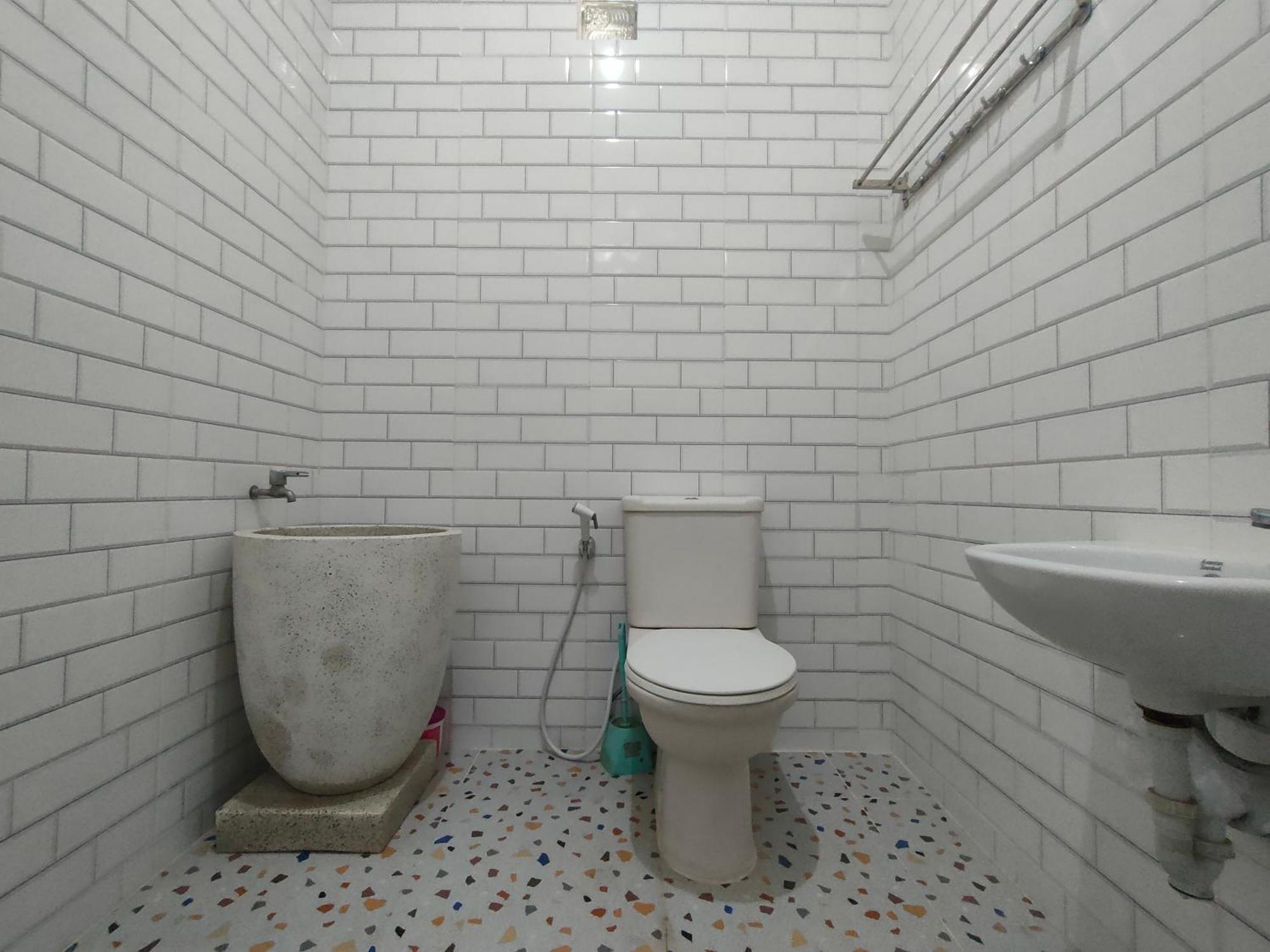 Hotel Tjahaja Baroe Syariah Mitra Reddoorz At Dukuh Kupang Surabaja Zewnętrze zdjęcie