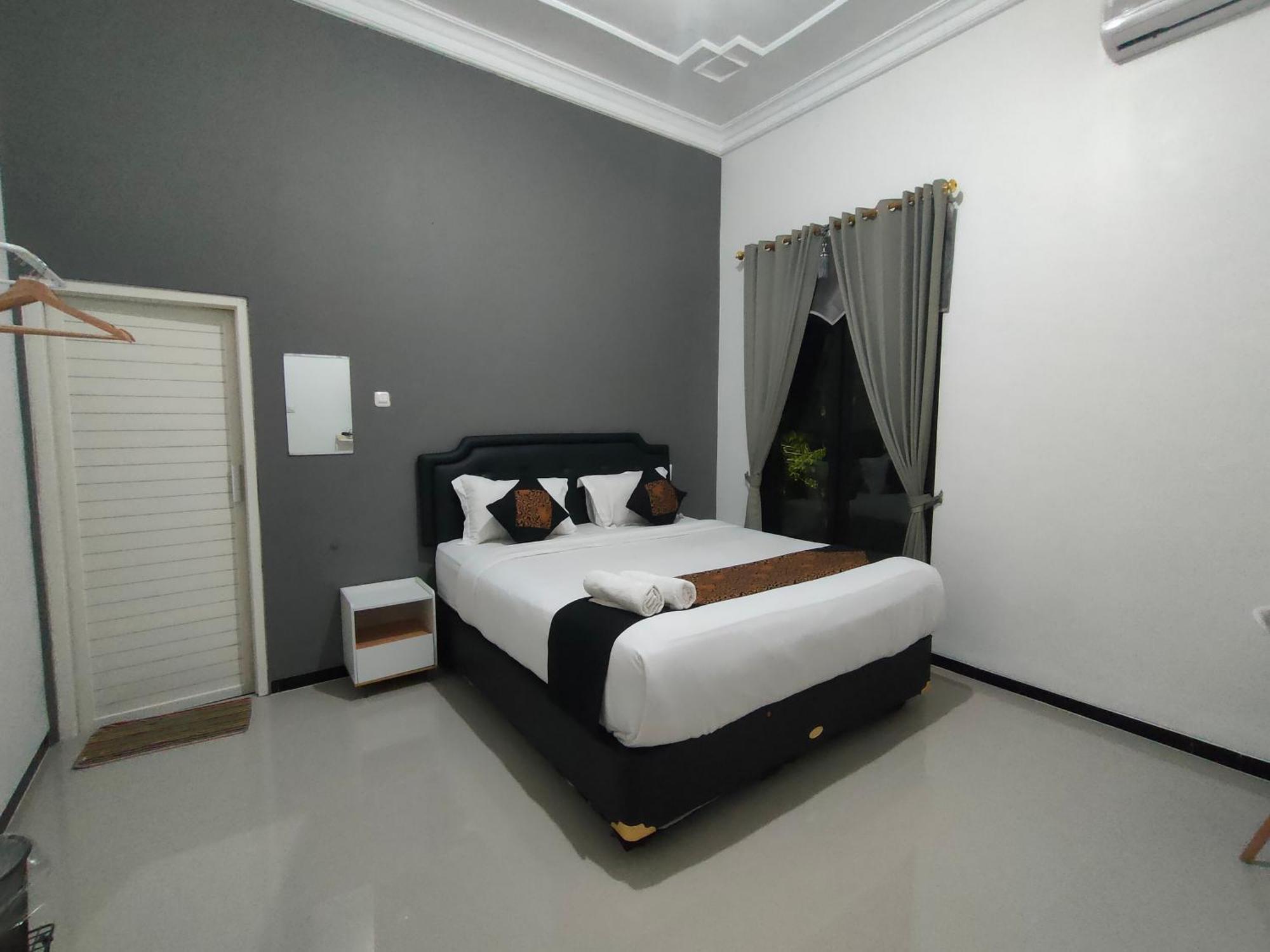 Hotel Tjahaja Baroe Syariah Mitra Reddoorz At Dukuh Kupang Surabaja Zewnętrze zdjęcie