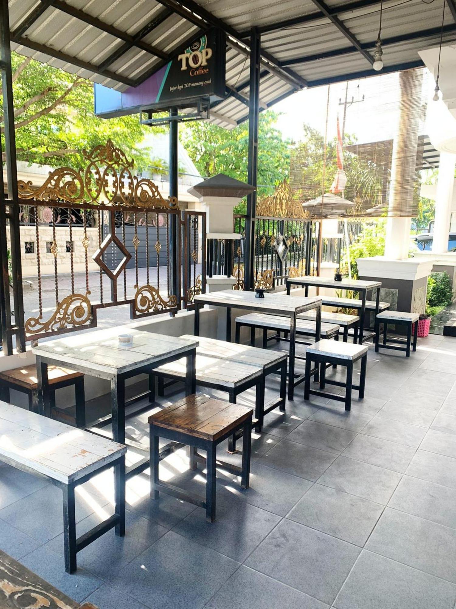 Hotel Tjahaja Baroe Syariah Mitra Reddoorz At Dukuh Kupang Surabaja Zewnętrze zdjęcie