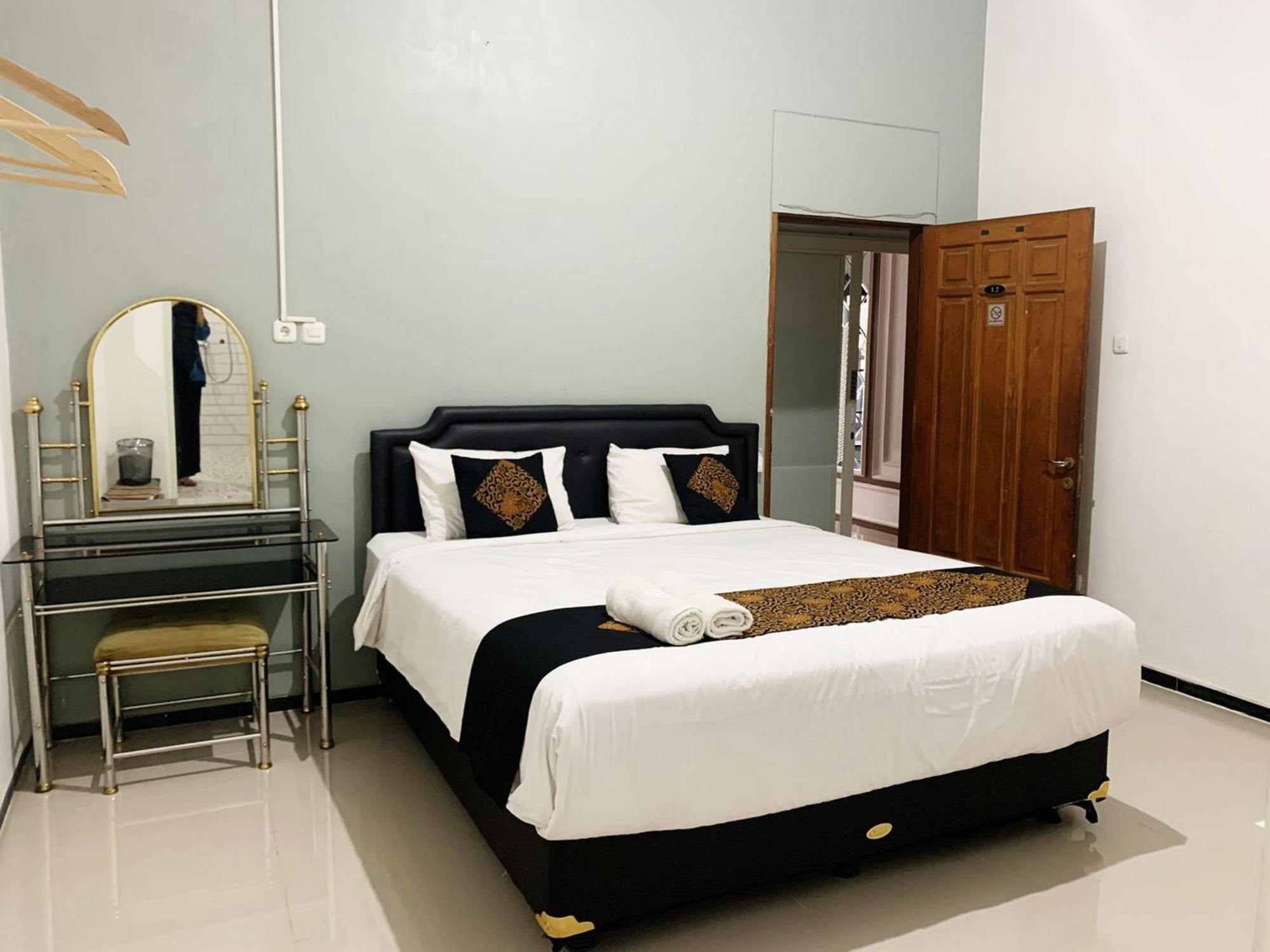 Hotel Tjahaja Baroe Syariah Mitra Reddoorz At Dukuh Kupang Surabaja Zewnętrze zdjęcie