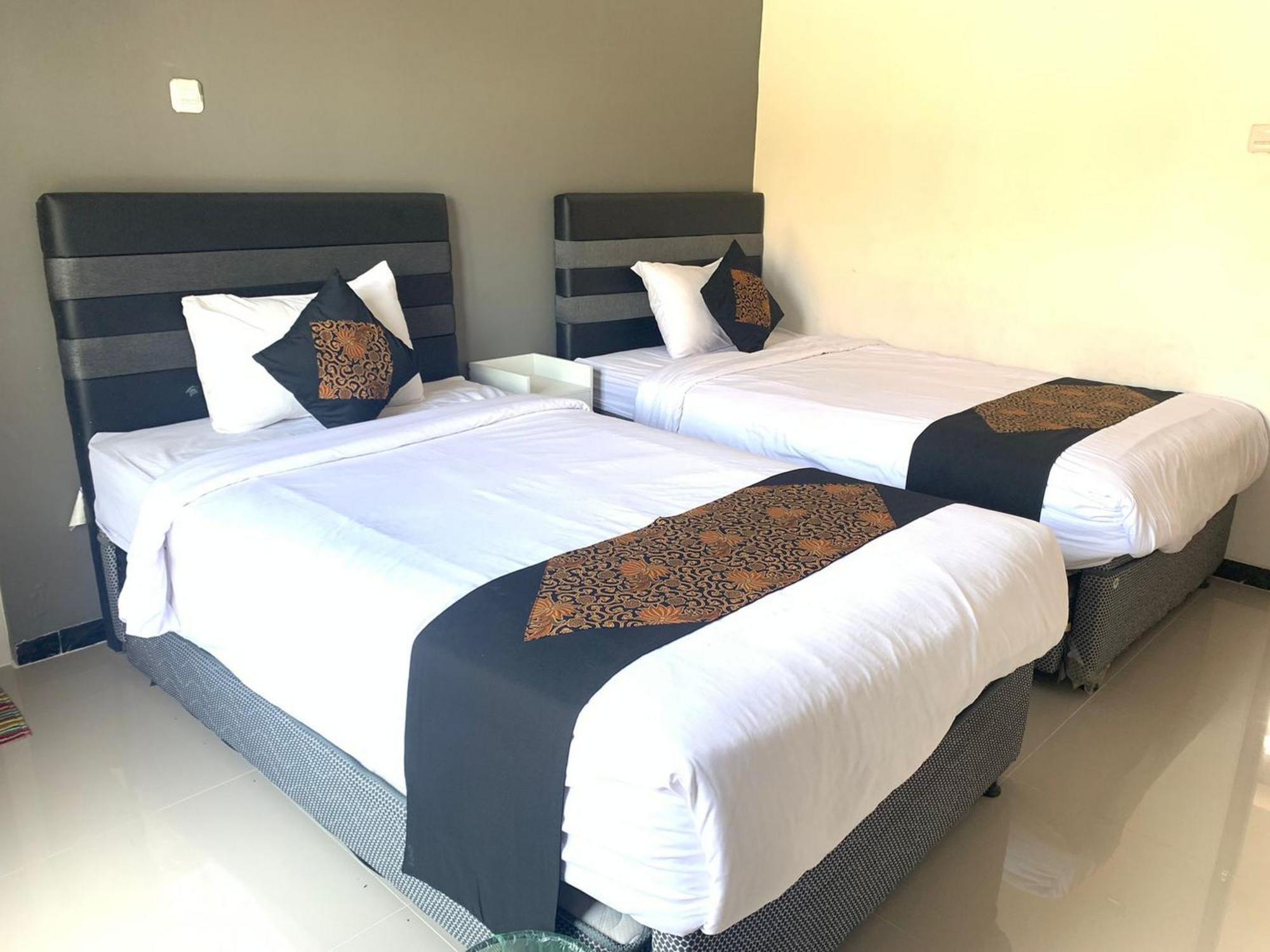 Hotel Tjahaja Baroe Syariah Mitra Reddoorz At Dukuh Kupang Surabaja Zewnętrze zdjęcie